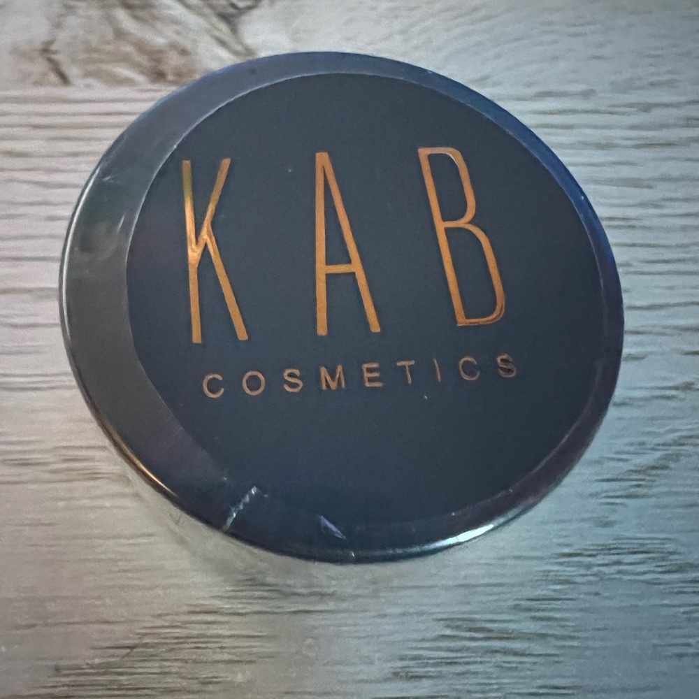 KAB Cosmetics Loose Setting Powder. Translucent. - Picture 2 of 4